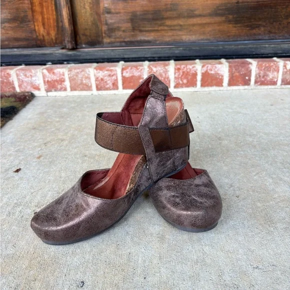 Women's Metallic Brown Strap Shoes - Picture 1 of 8